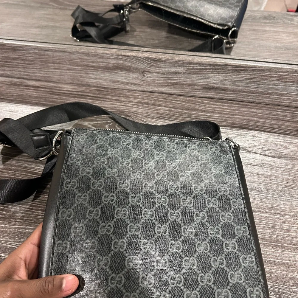 A Black/silver messenger gucci bag - Picture 4 of 5